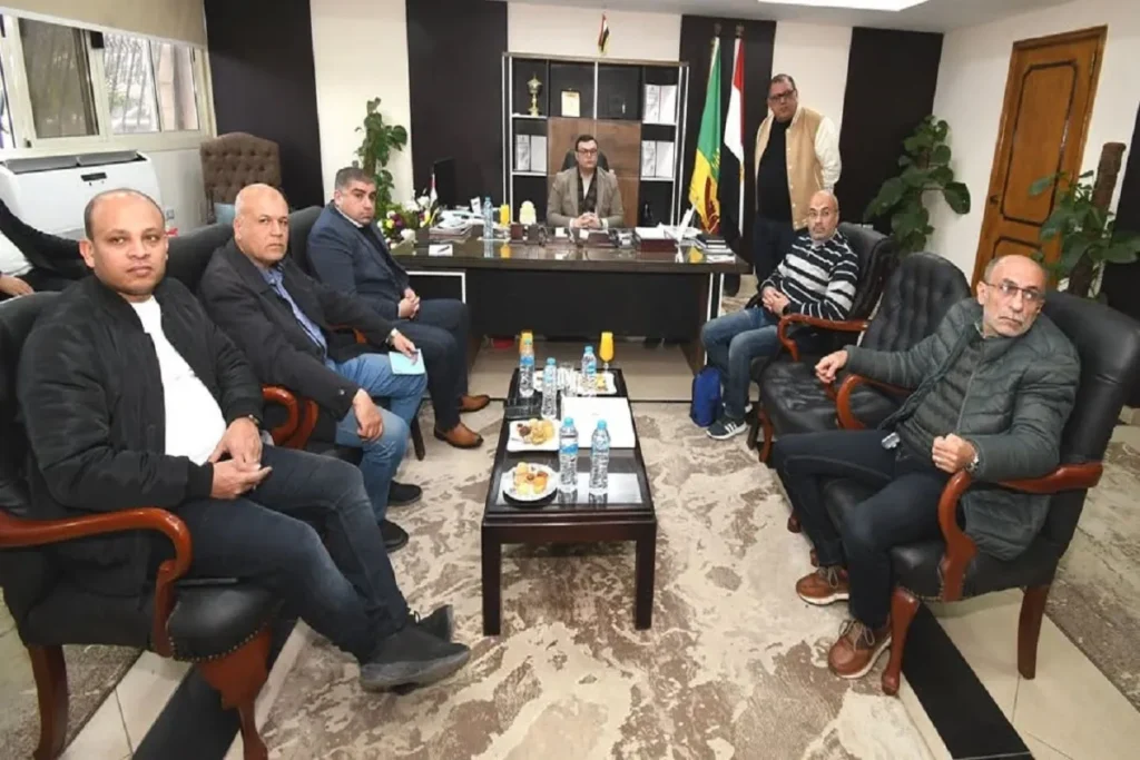 الشربيني يجتمع مع مسئولي مدينة الشروق