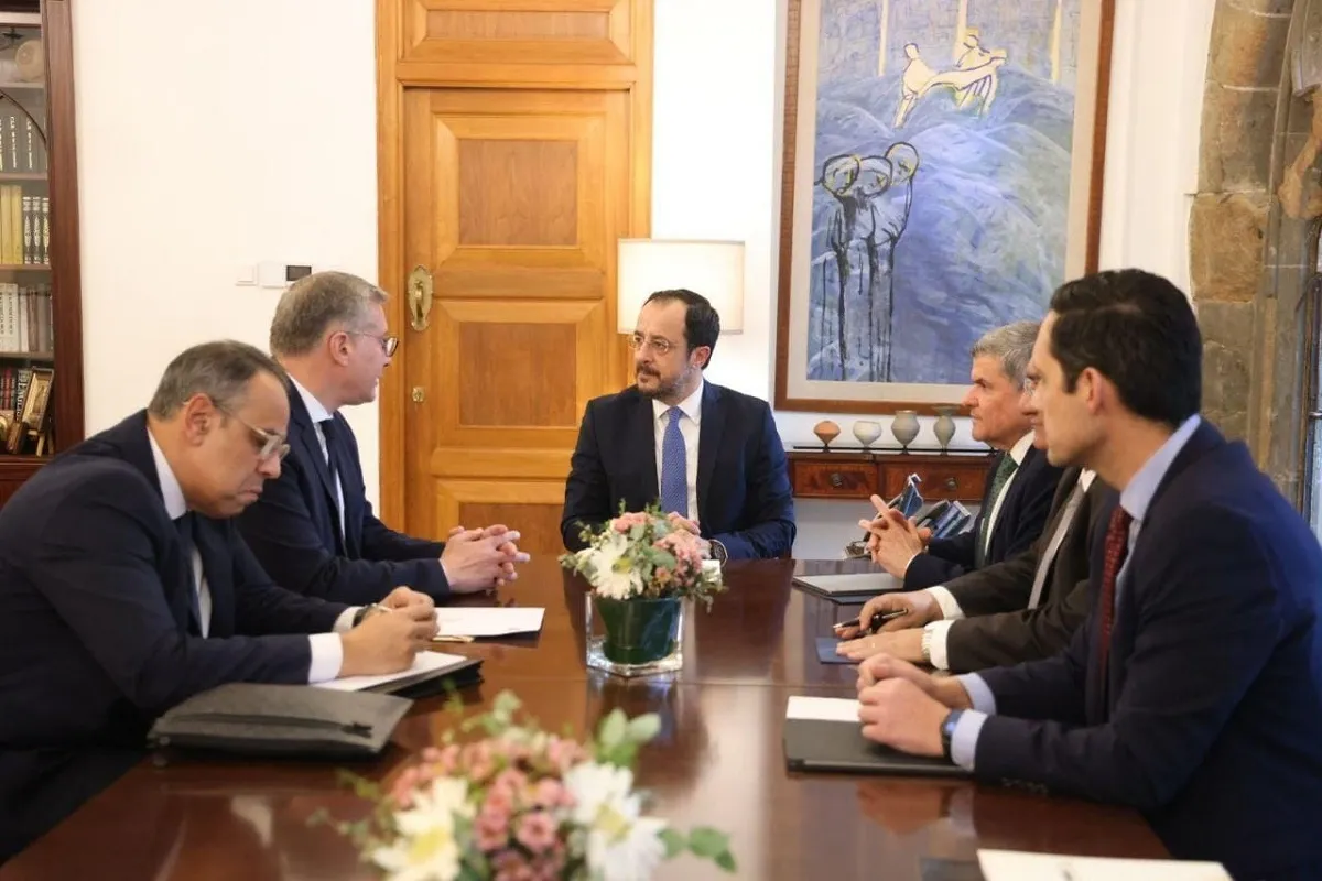 وزير البترول في اجتماعه مع رئيس قبرص