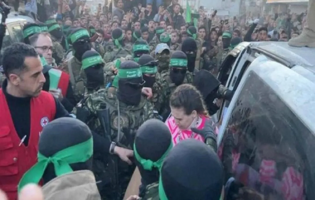 أسيرة إسرائيلية ترتدي العلم الفلسطيني – أرشيفية