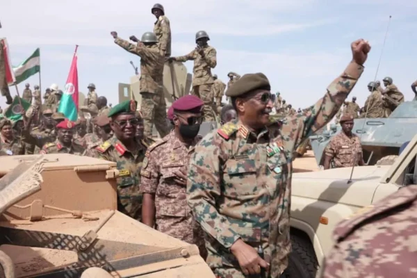 عبدالفتاح البرهان وسط أفراد من جيش السودان - أرشيفية