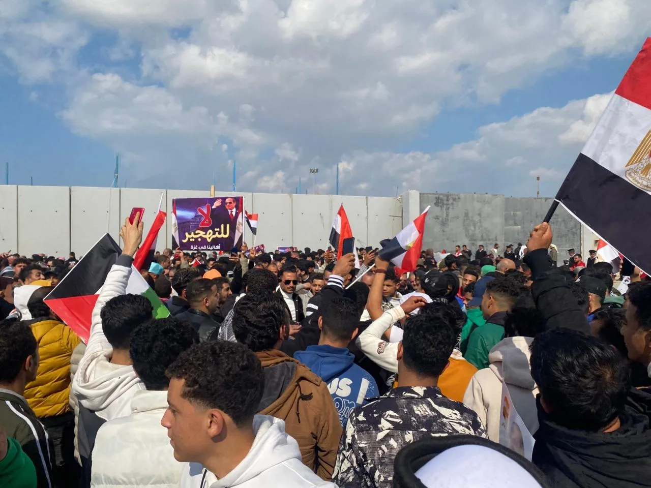 حشود المواطنين أمام معبر رفح