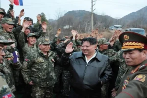 زعيم كوريا الشمالية بين جنوده - أرشيفية