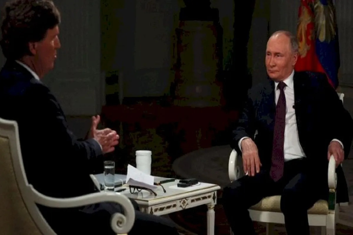 صحفي أمريكي مع بوتين في مقابلة سابقة - أرشيفية