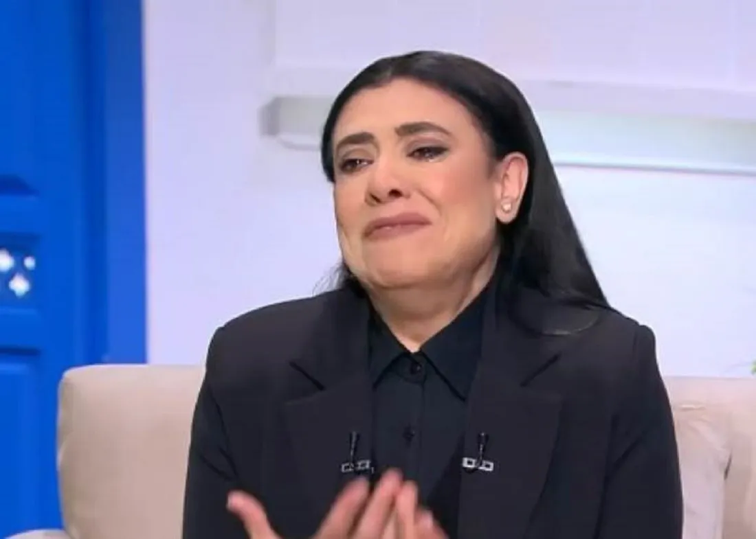 نشوى مصطفى تبكي بشدة