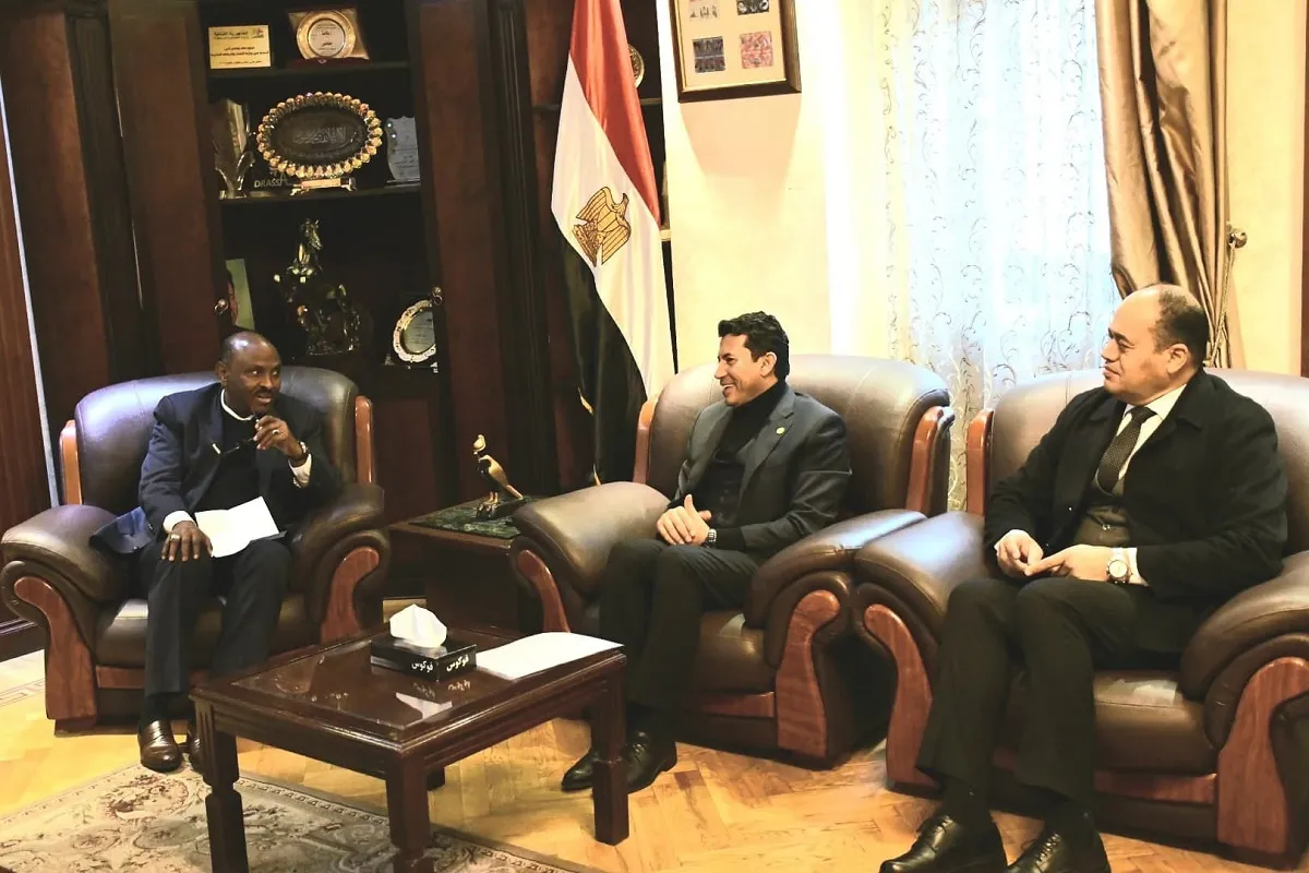 وزير الشباب والرياضة يجتمع مع سفير جيبوتي