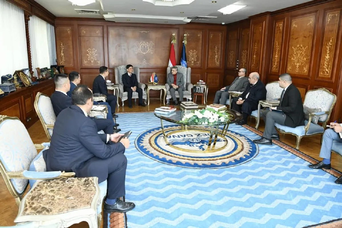 الفريق أسامة ربيع في اجتماعه مع مسئولي الشركة الصينية