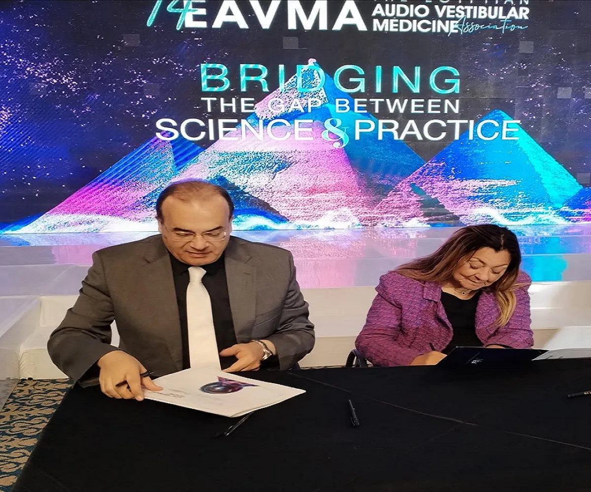 أثناء توقيع الاتفاق بين مسئولي المجلس القومي للإعاقة والجمعية المصرية لطب السمع
