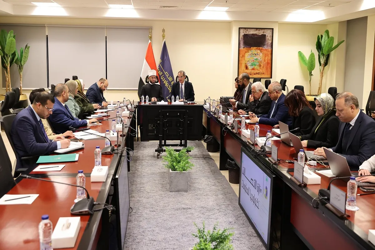 إطلاق 3 خدمات رقمية .. وفي الصورة اجتماع وزيري الأوقاف والاتصالات