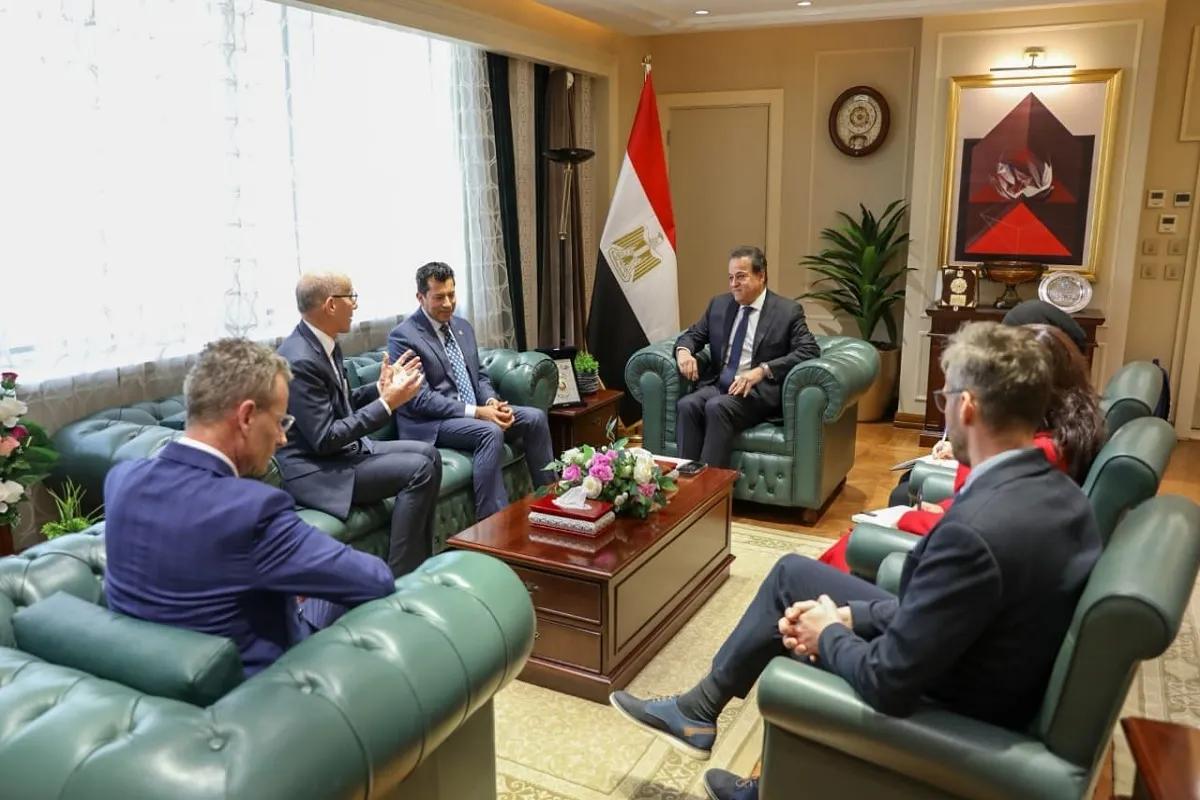اجتماع بين وزير الصحة والشباب والرياضة ومسئولي الاتحاد الدولي للرياضات الجامعية