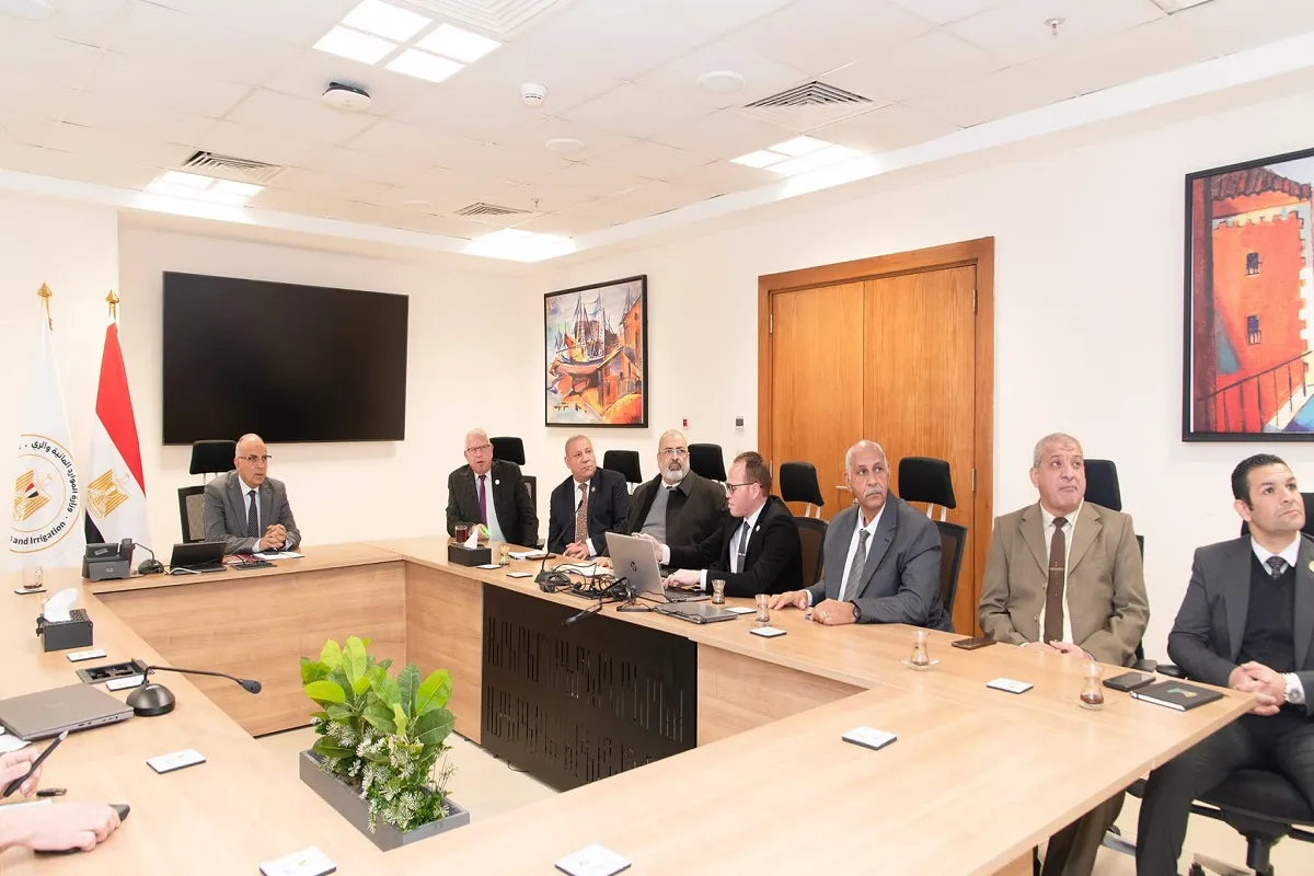 اجتماع وزير الري مع مسئولي الشركة الوطنية للمقاولات