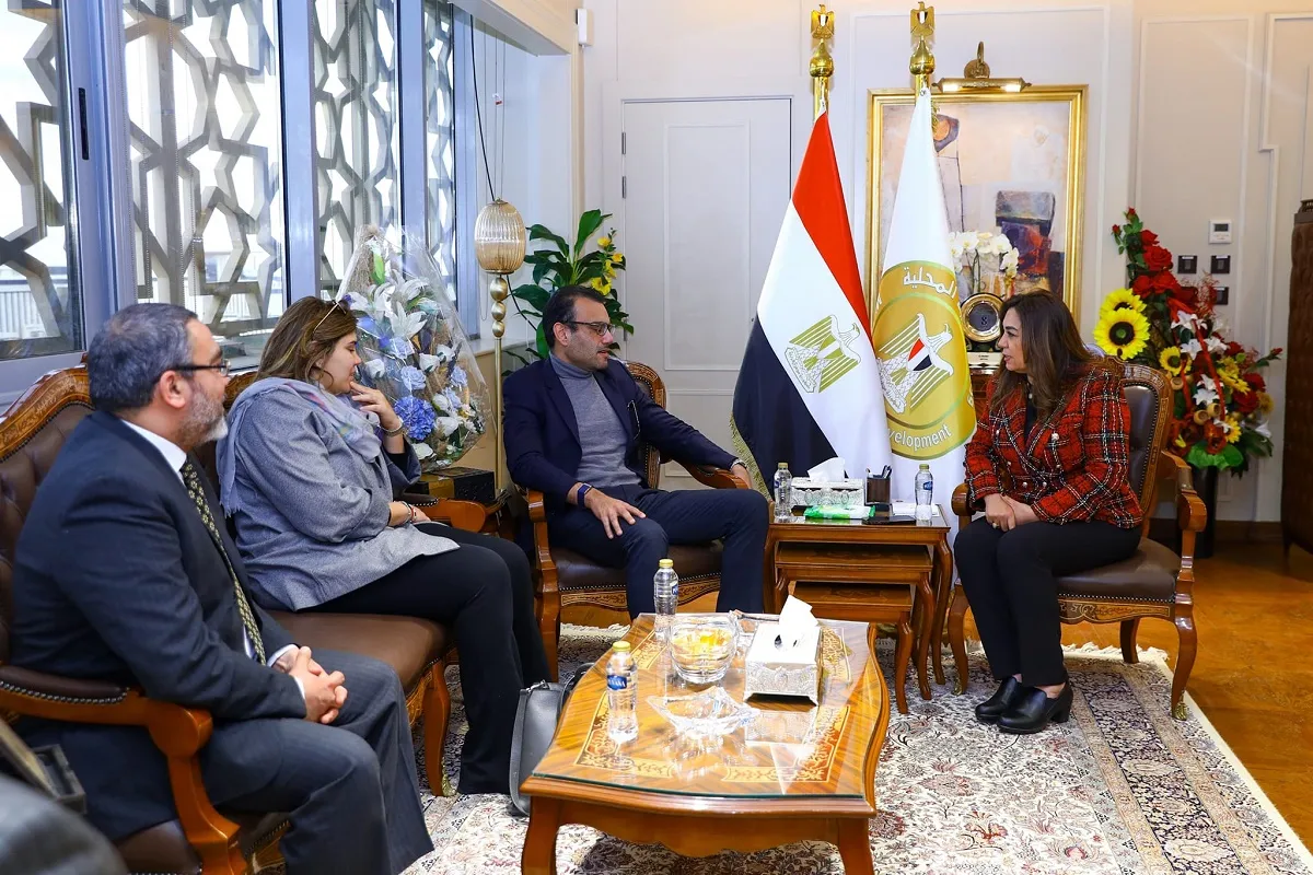 اجتماع وزيرة التنمية المحلية مع مسئول بنك الطعام المصري