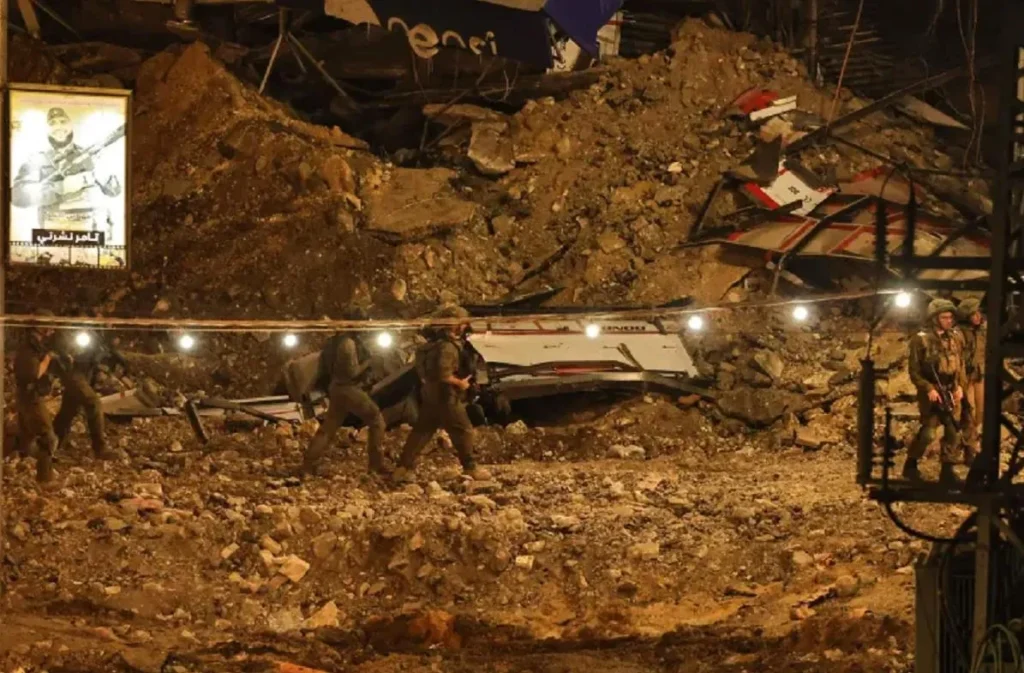 جنود إسرائيليون في جنين التي تتعرض منذ أسابيع لهجوم أوقع عشرات الشهداء وتسبب في تهجير آلاف آخرين (الفرنسية)