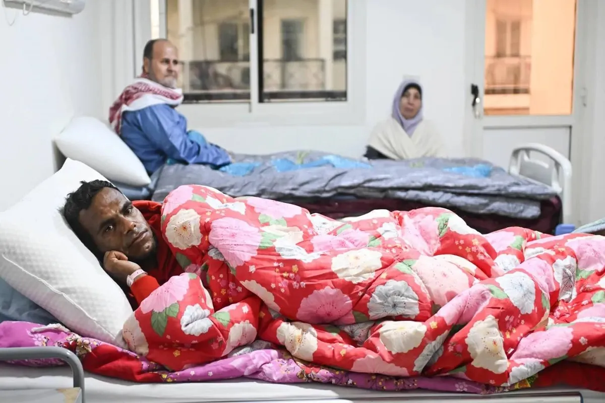 جرحى فلسطينيون يتلقون العلاج في «مستشفى العريش» شمال سيناء بمصر (إ.ب.أ)