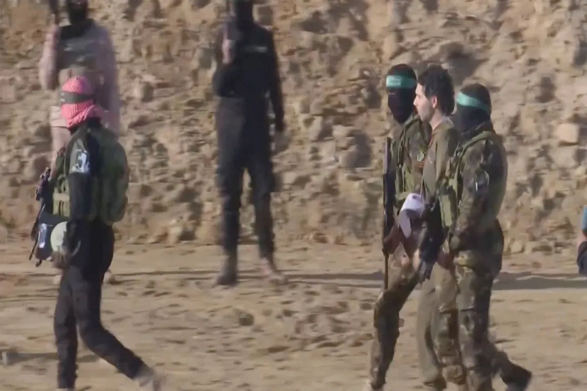 إعلام إسرائيلي .. وفي الصورة عملية تسليم سابقة بين حماس وإسرائيل