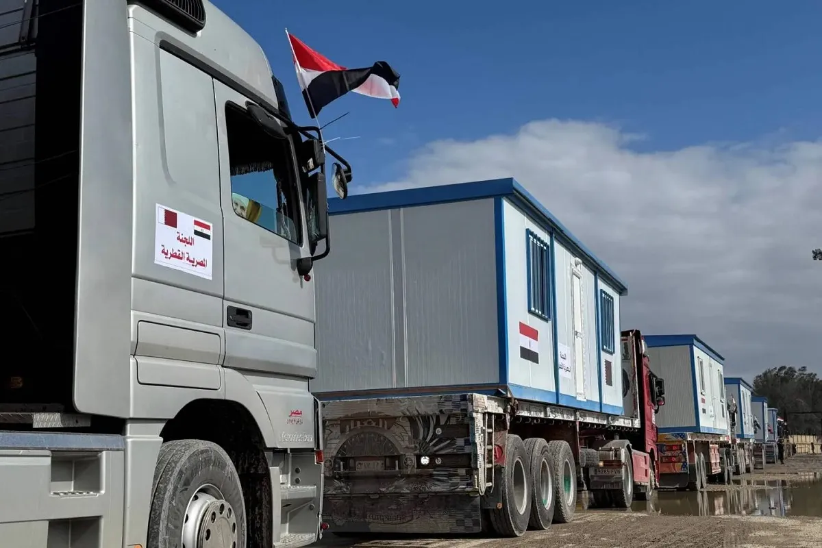 نتنياهو يأمر بإيقاف المساعدات لغزة .. وفي الصورة شاحنات تحمل مساعدات للقطاع - أرشيفية