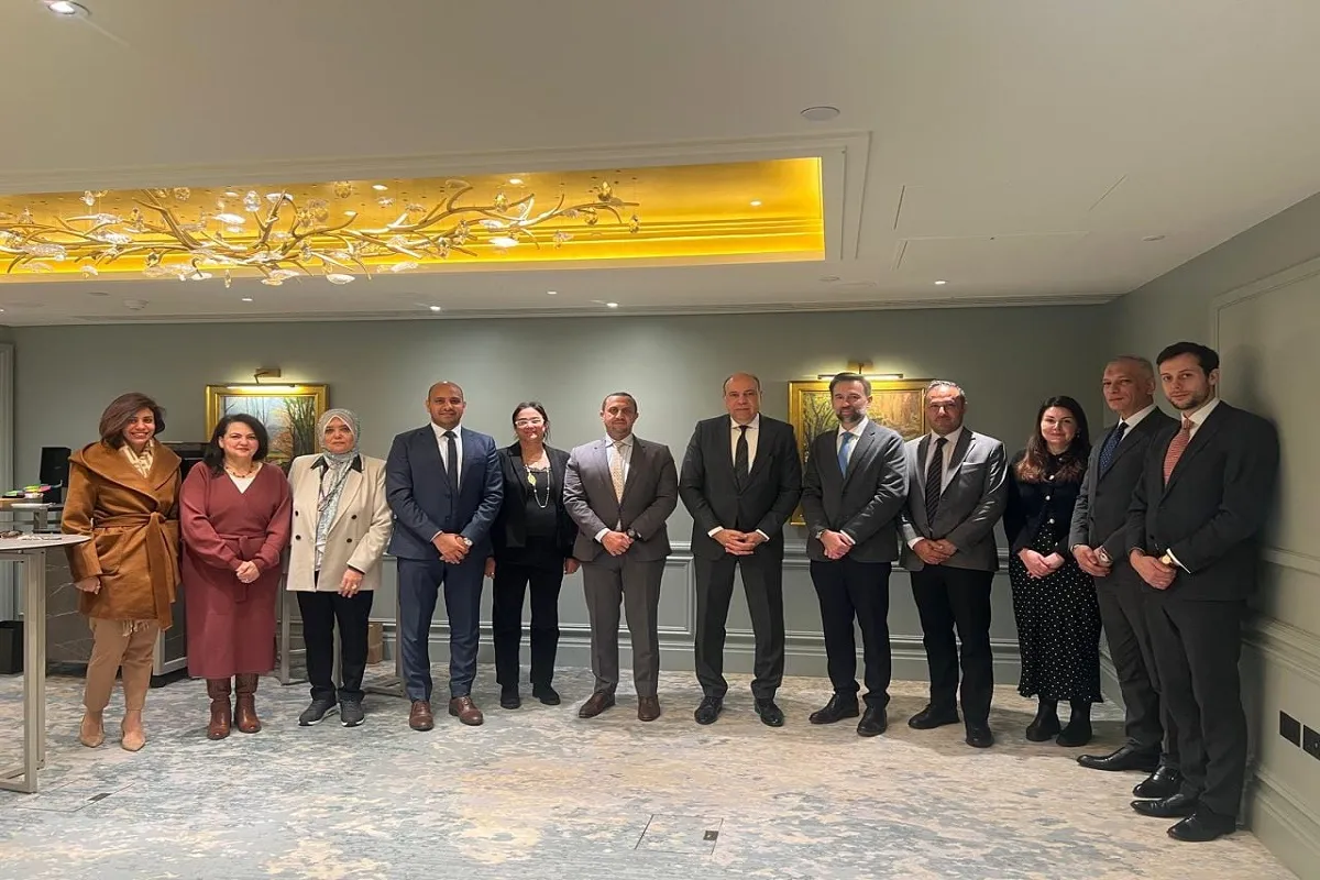 وزير الطيران في صورة تذكارية مع مسئولي شركة إيرباص العالمية