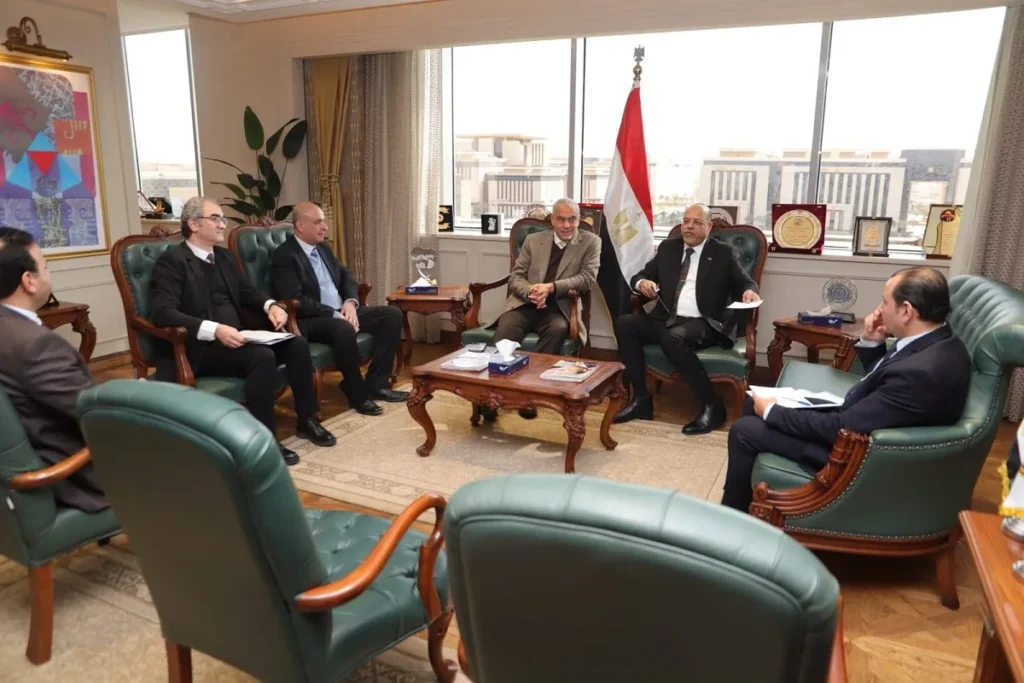 وزير العمل مع مسئولي مجموعة العربي