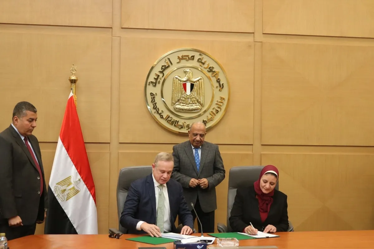 وزير الكهرباء أثناء توقيع الاتفاقية