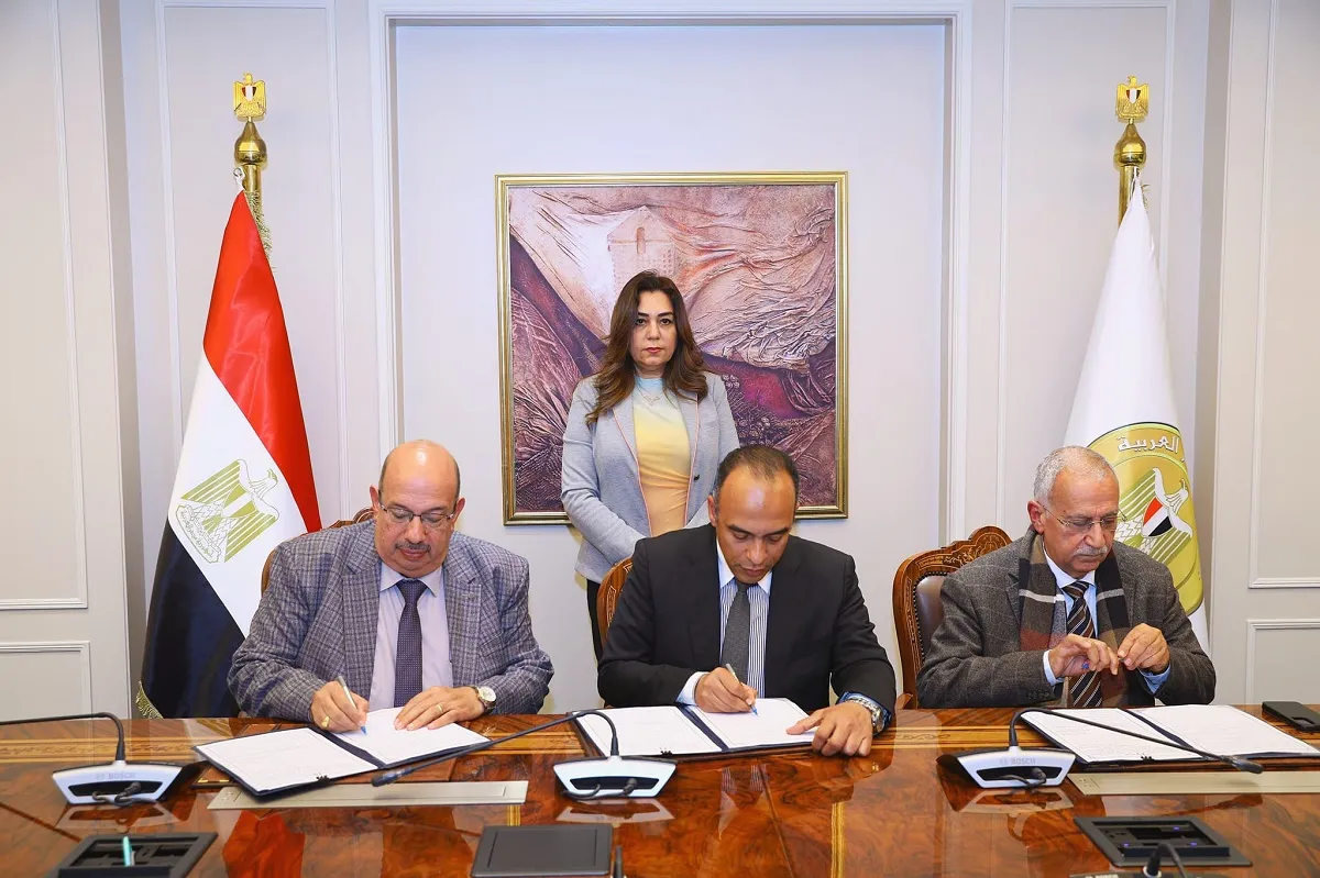 وزيرة التنمية المحلية خلال التوقيع