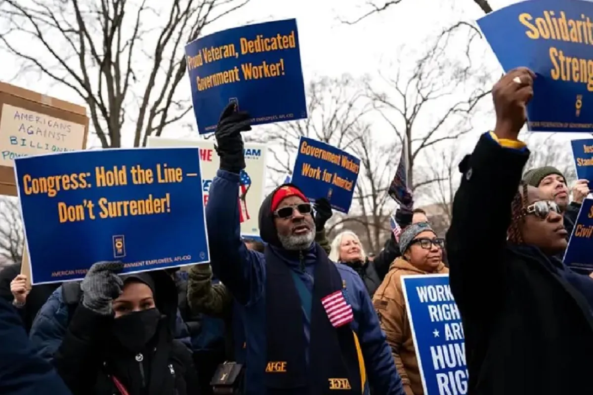 إدارة ترامب .. وفي الصورة احتجاج العاملين ضد قرارات ترامب