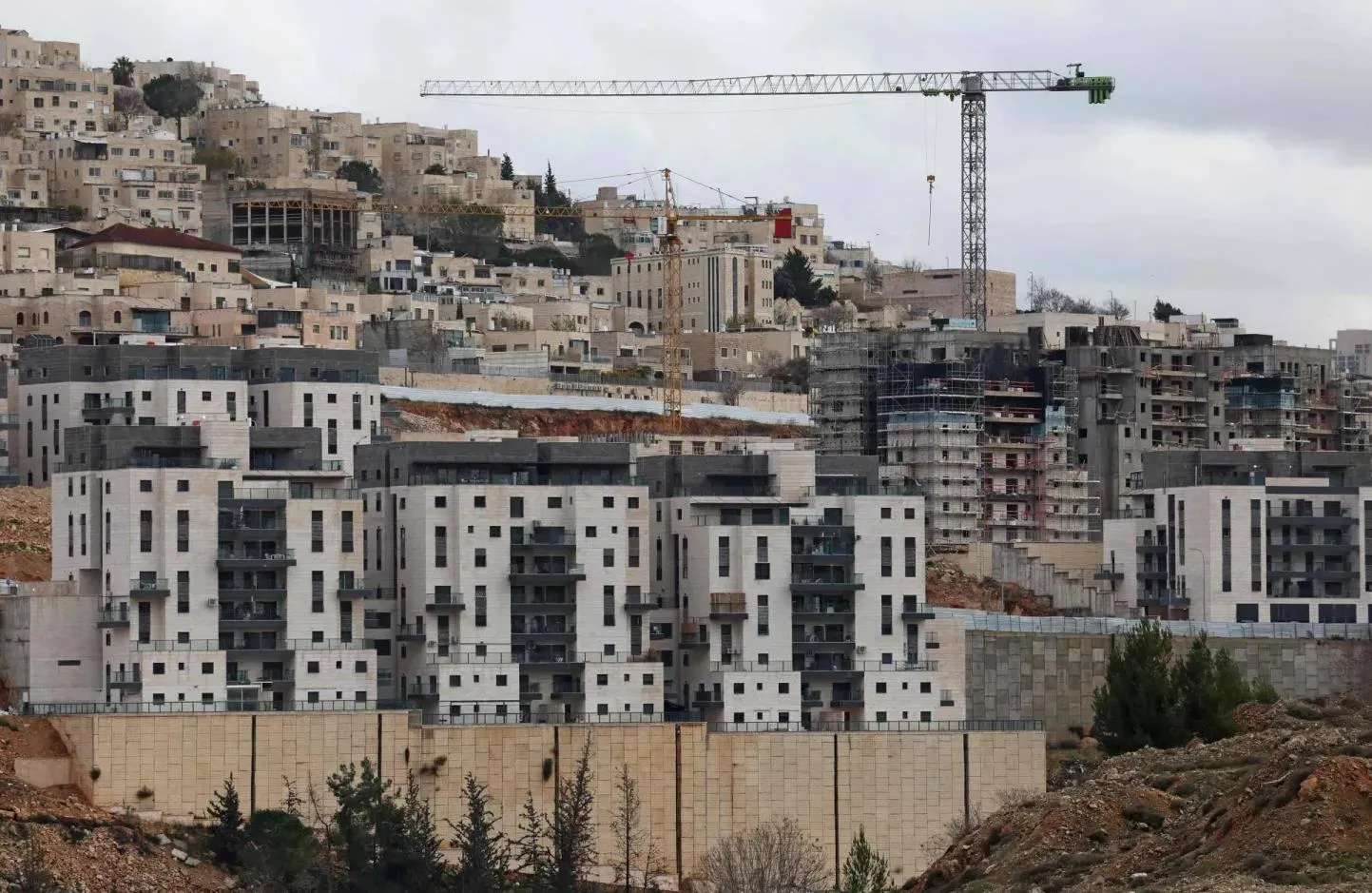 حركة السلام الآن الإسرائيلية .. وفي الصورة إنشاءات في مستوطنة رامات شلومو بالقدس الشرقية (أ.ف.ب)