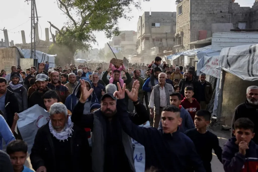 سكان بلدة بيت لاهيا في شمال قطاع غزة يتظاهرون أمس مطالبين بإنهاء الحرب (أ.ف.ب)