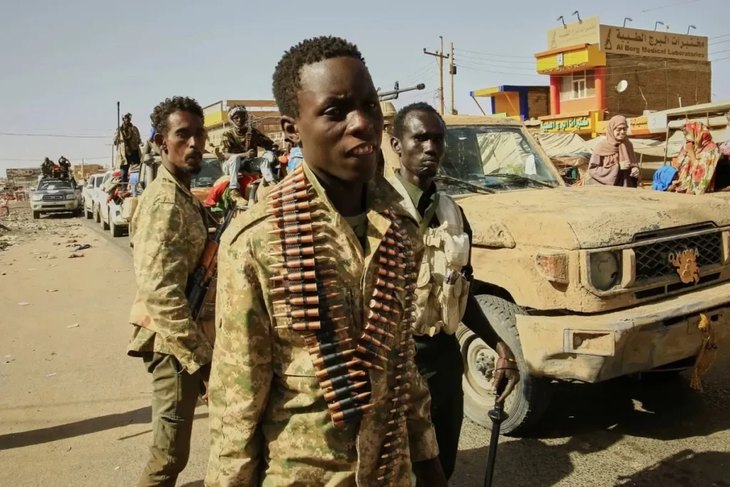 جنود من الجيش السوداني يصلون إلى منطقة استعادها الجيش السوداني مؤخراً من قوات الدعم السريع (أ.ب)