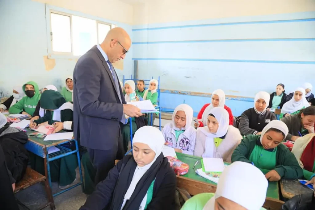 وزير التربية والتعليم خلال جولته بأحد المدارس