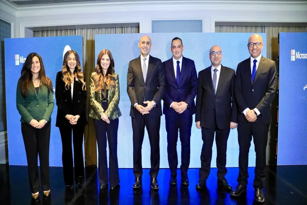 صورة تذكارية بين وزير التربية والتعليم ومسئولي "مايكروسوفت"