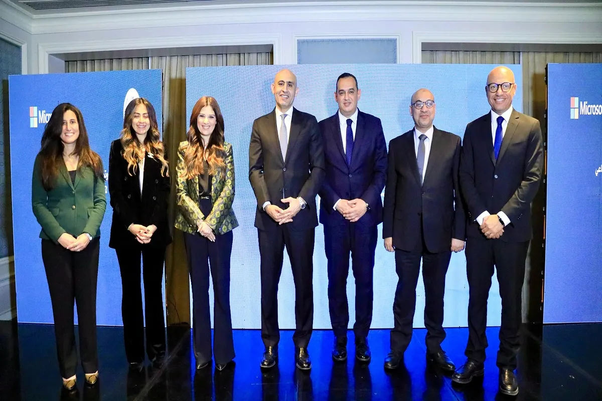 صورة تذكارية بين وزير التربية والتعليم ومسئولي "مايكروسوفت"