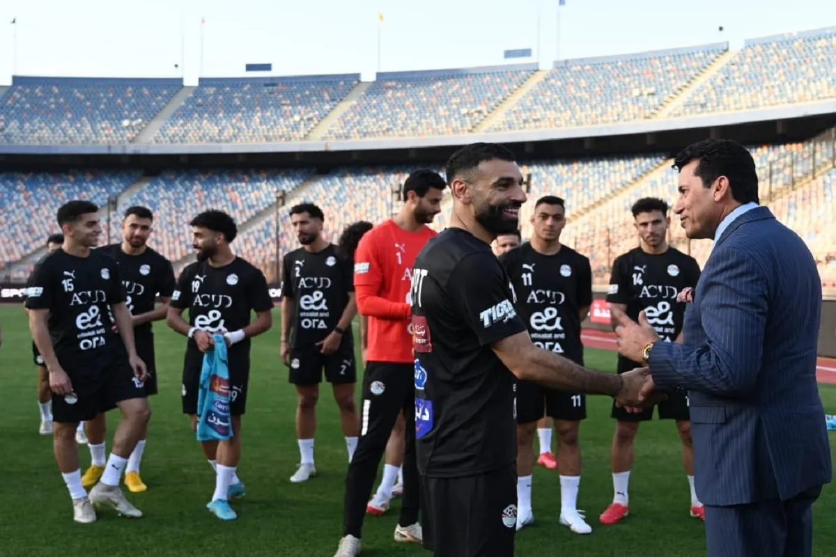 وزير الشباب والرياضة يصافح النجم محمد صلاح