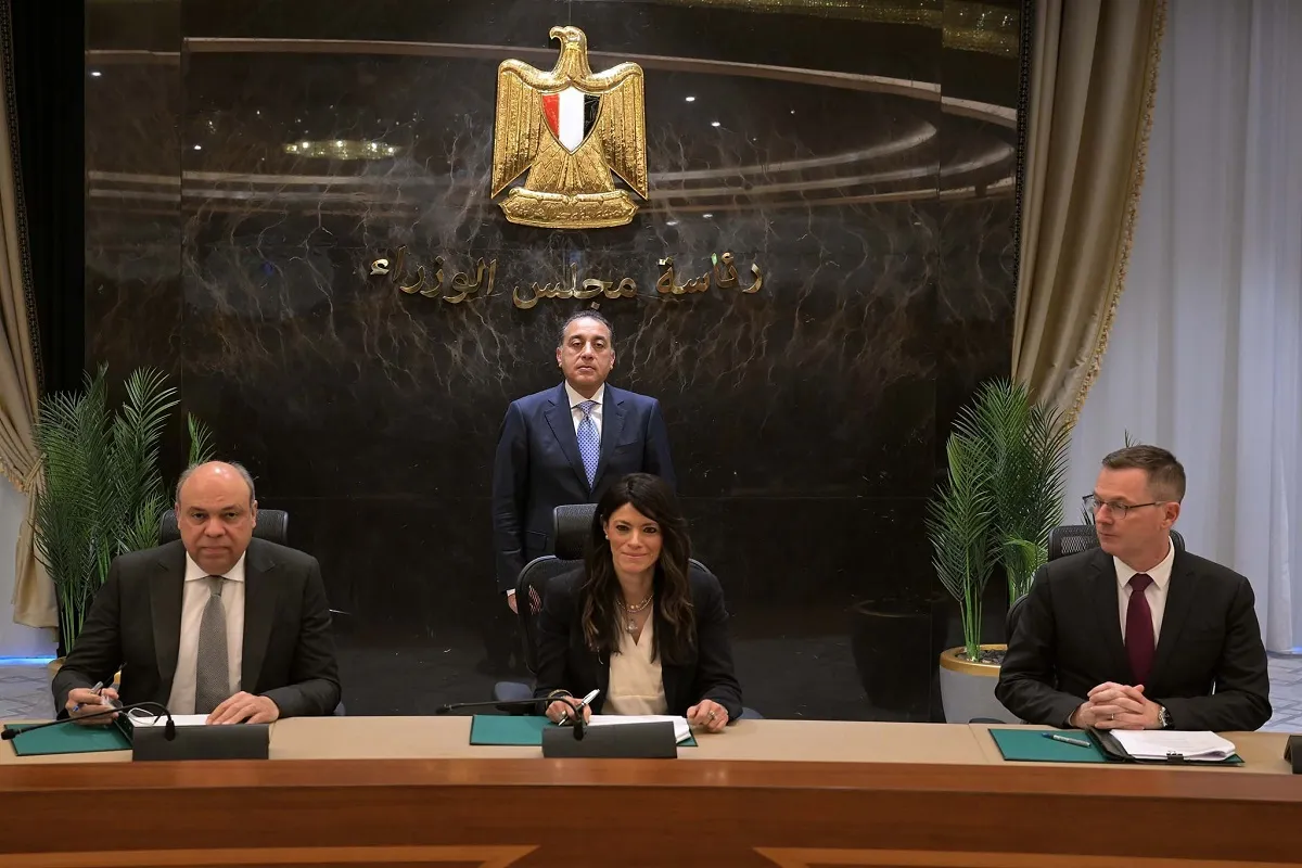 أثناء توقيع الاتفاقية