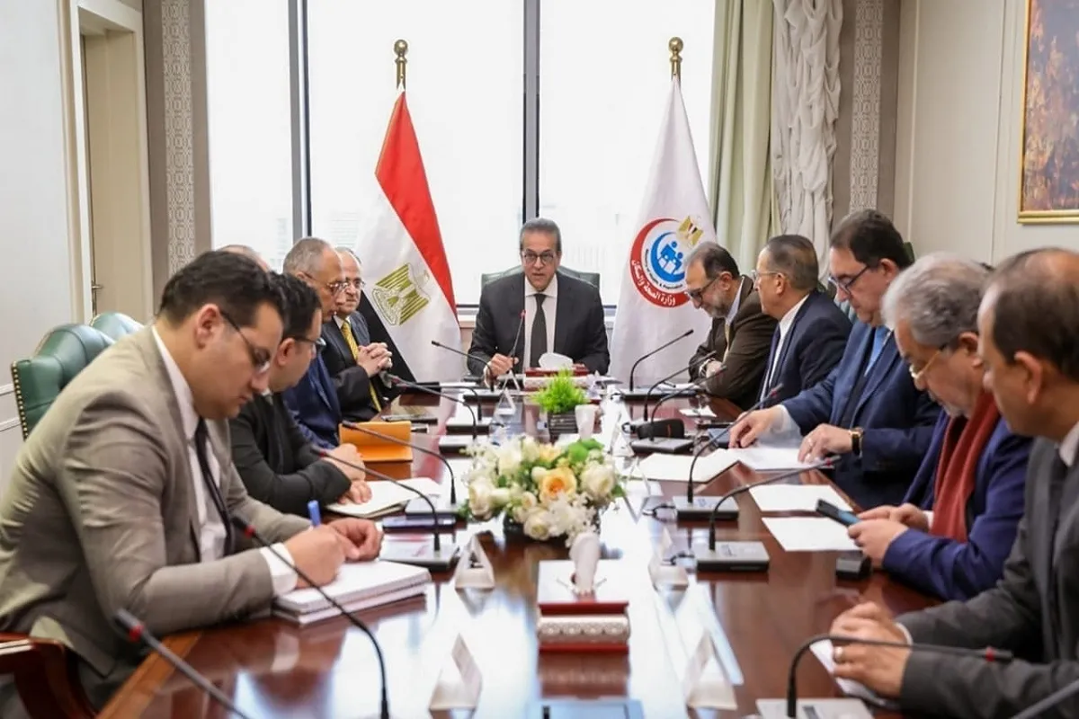 اجتماع الدكتور خالد عبد الغفار مع مجموعة العمل