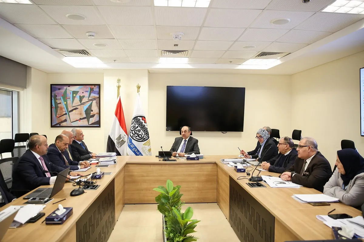 اجتماع وزير قطاع الأعمال مع رؤساء القابضة للسياحة والفنادق