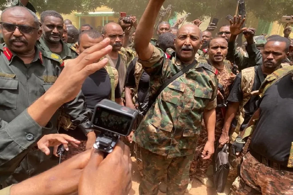 البرهان مع عناصر من الجيش السوداني - أرشيفية