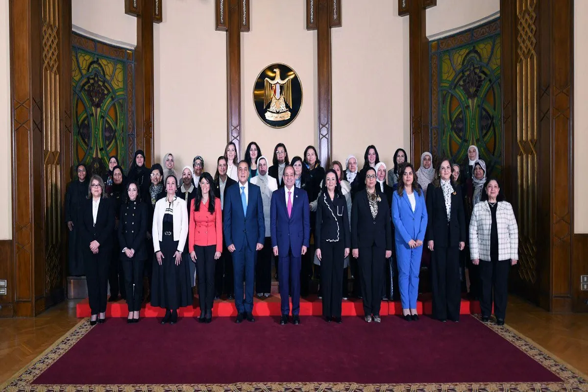 الرئيس المصري في صورة تذكارية مع الحضور