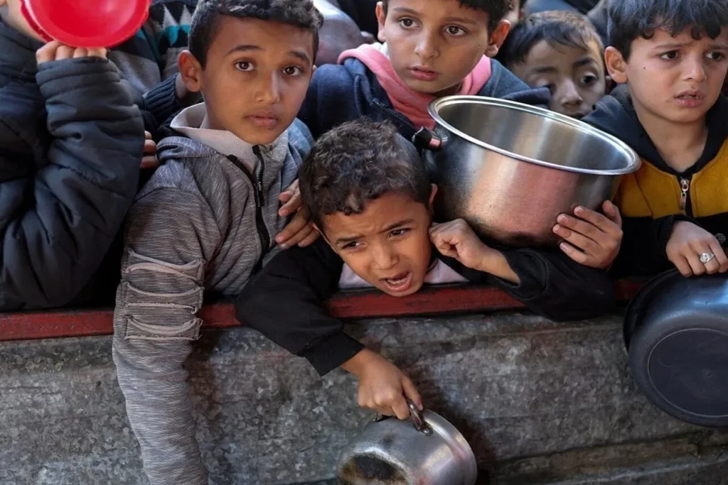 حكم إخراج زكاة الفطر لأسر شهداء غزة