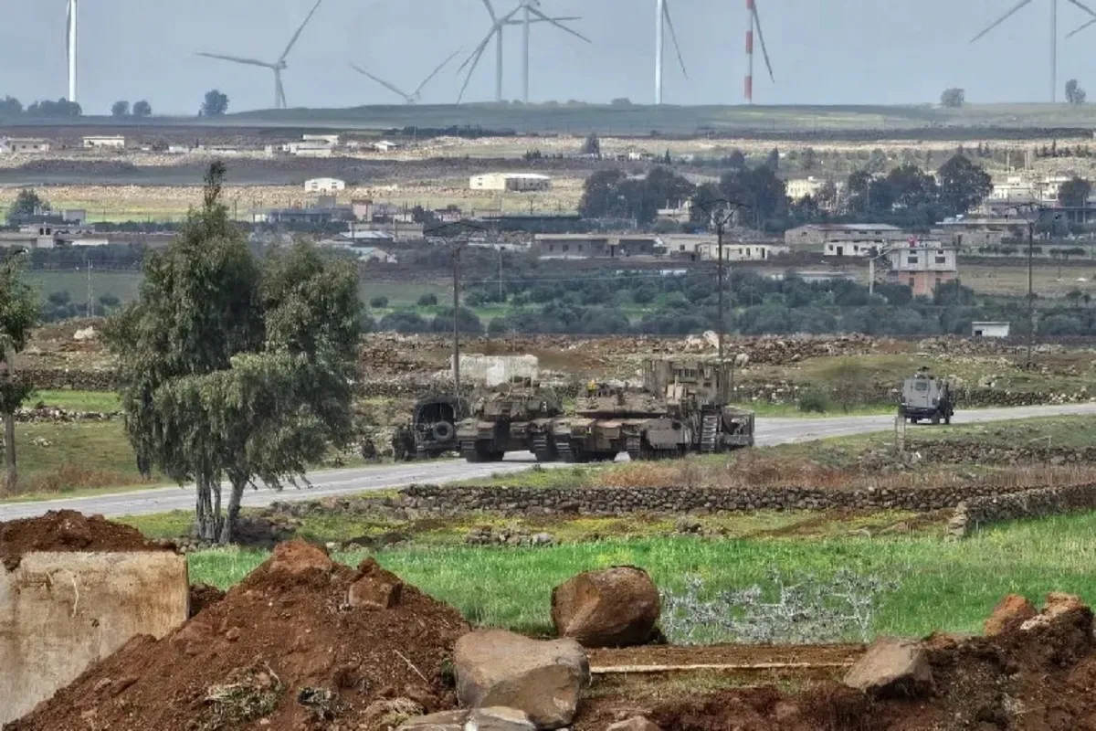 مدرعات وآليات الجيش الإسرائيلي على المشارف الجنوبية لمدينة القنيطرة الحدودية (الفرنسية)