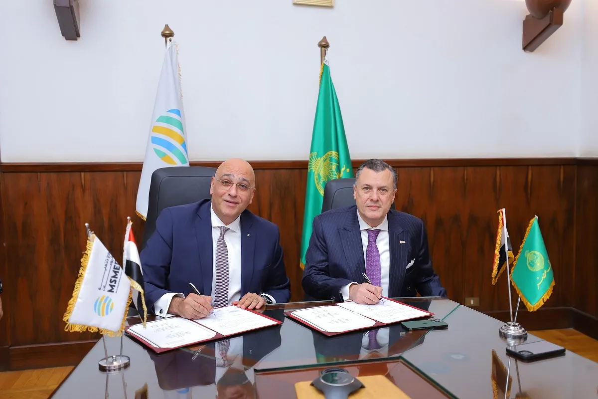 مسئولي بنك مصر جهاز تنمية المشروعات أثناء توقيع العقد