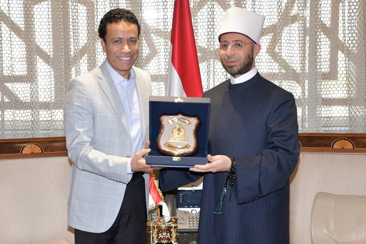 وزير الأوقاف يكرِّم الفنان سامح حسين