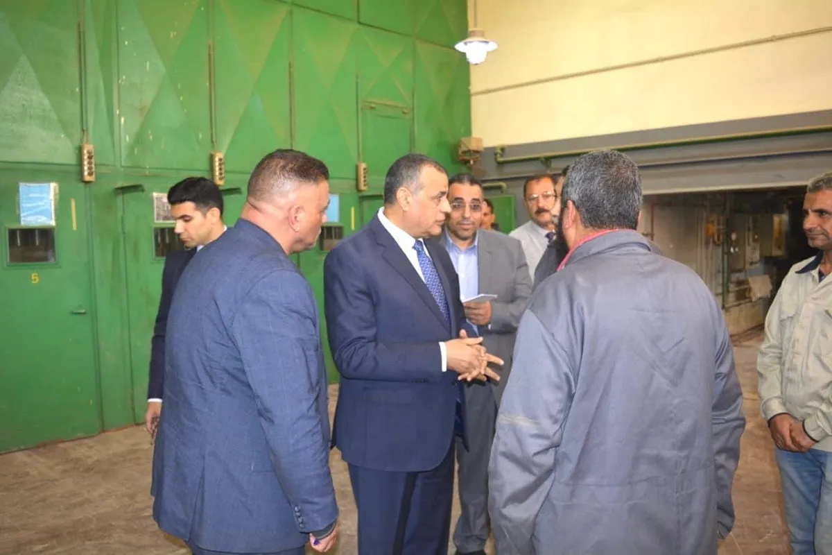 وزير الإنتاج الحربي خلال زيارة شركة هليوبوليس