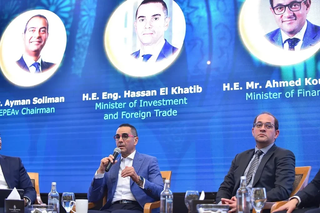 وزير الاستثمار خلال فعاليات جلسة النقاش