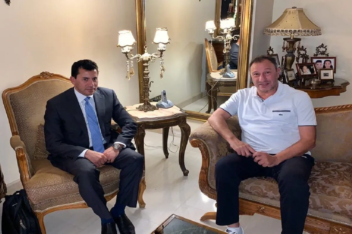 وزير الشباب والرياضة الدكتور أشرف صبحي مع الكابتن محمود الخطيب في لقاء سابق - أرشيفية