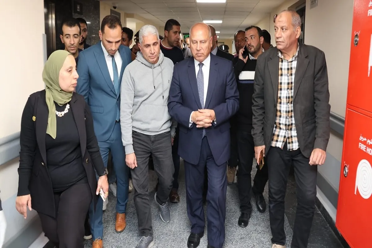 وزير النقل في زيارة لمصابي حادث قطار الاسماعيلية