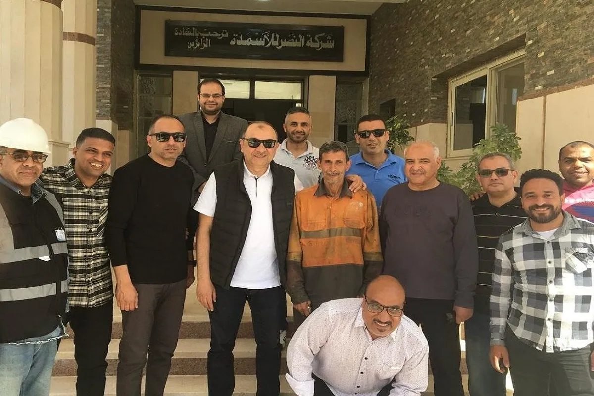 وزير قطاع الأعمال في زيارته لشركة (سمادكو)