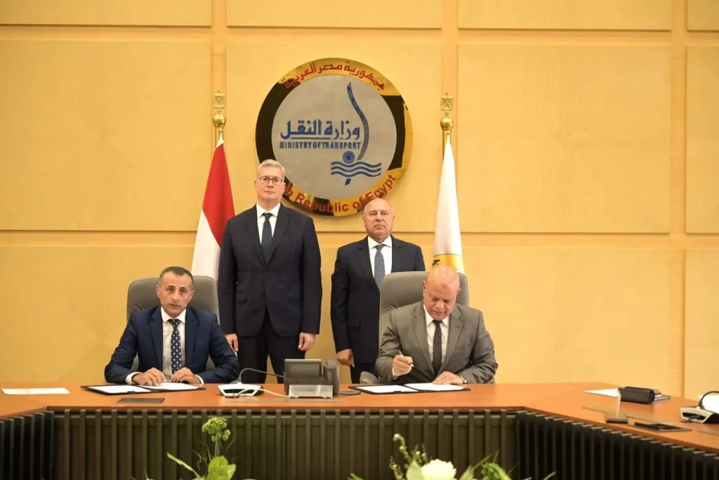 وزيري النقل والكهرباء أثناء توقيع البروتوكول