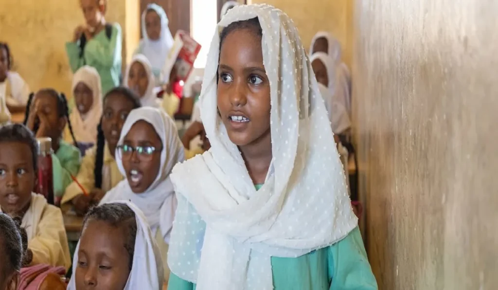 وسام زهرة بين العديد من الأطفال في بورتسودان