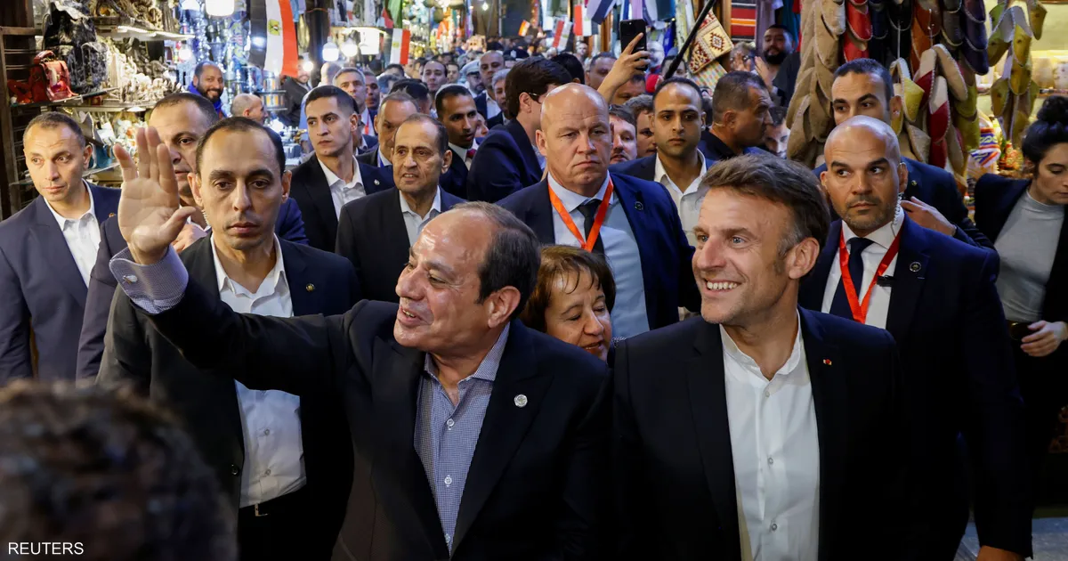 الرئيسان المصري والفرنسي خلال جولتهما بخان الخليلي ومحطة عدلي منصور