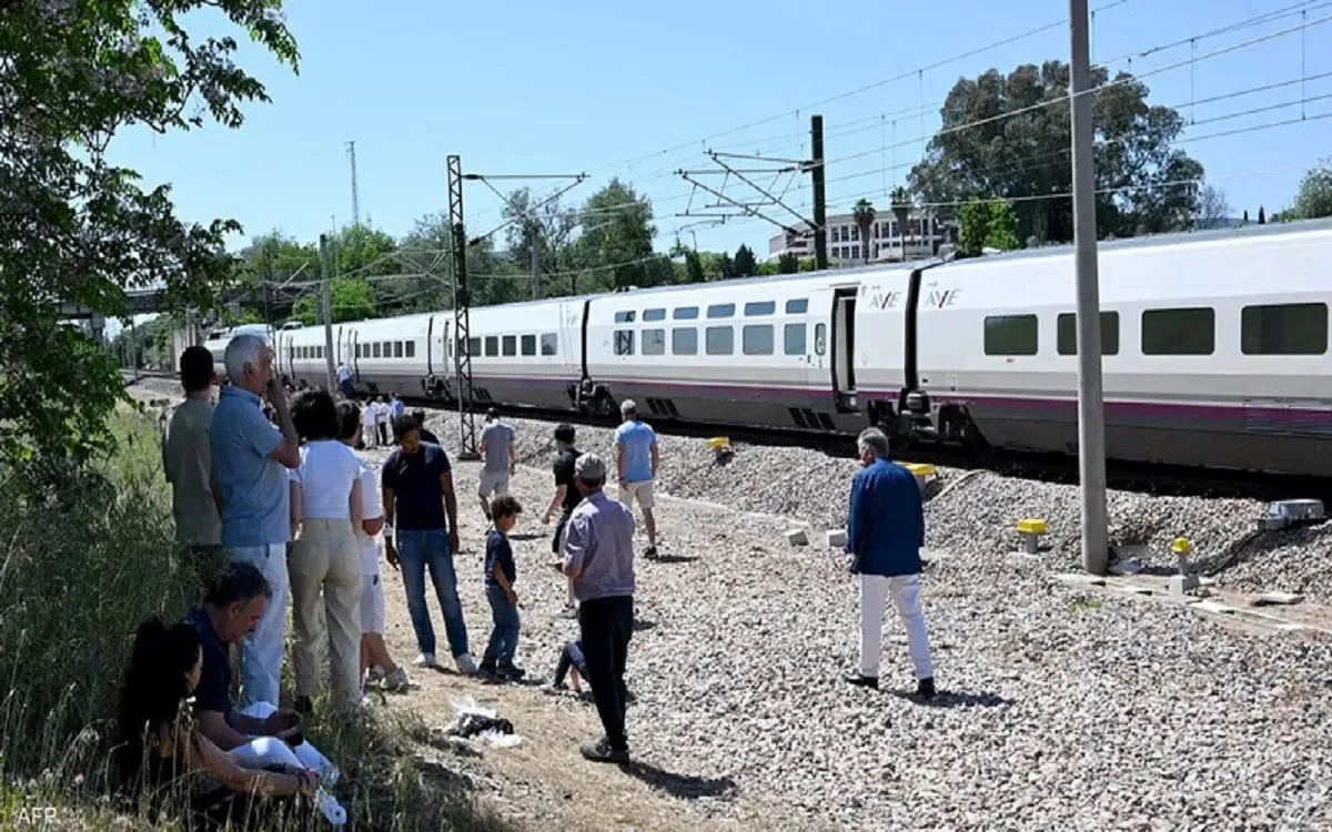 ركاب ينتظرون بجانب قطار متوقف قرب قرطبة بعد انقطاعٍ الكهرباء