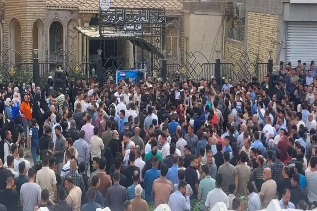معلِّمو العراق يتظاهرون أمام مديريات التربية والتعليم